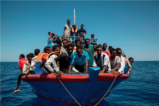 49-1 ▲ 2017 年8 月2 日，地中海，难民等待非政府组织地中海救援船施救。