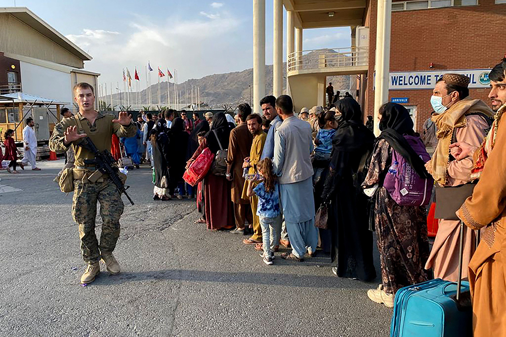 当地时间2021年8月19日，阿富汗喀布尔，阿富汗民众乘坐美军飞机离开阿富汗。人民视觉 图