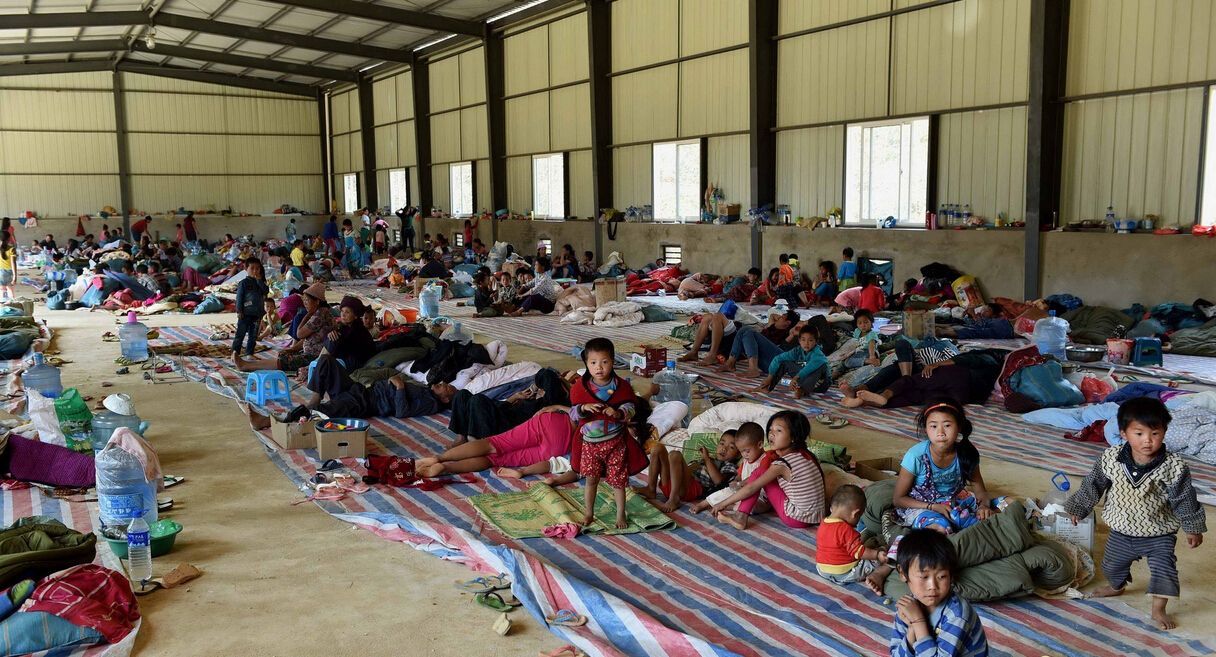 缅甸战乱:数十万难民逃往孟加拉国和中国